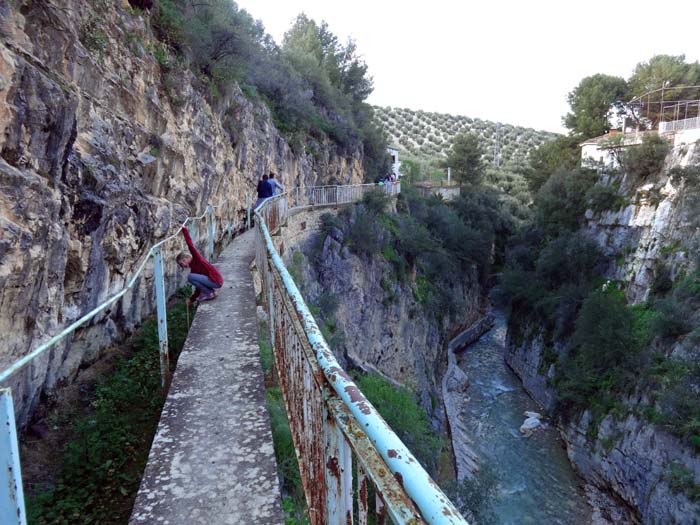 hinter dem südwestlichen Ortsrand von Puente de la Serra führt ein teilweise verfallener Steig in die versteckte Schluchtlandschaft