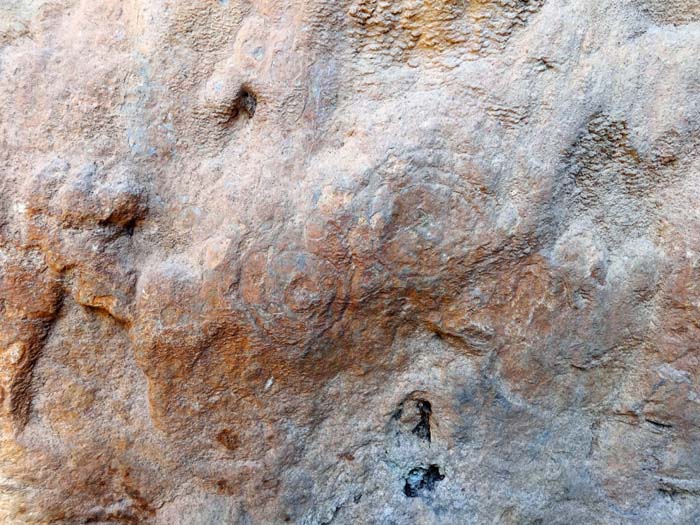 gleich zu Beginn des Aufstiegs zum Castillo findet man an der linken Schluchtwand eine Reihe von Petroglyphen, ...