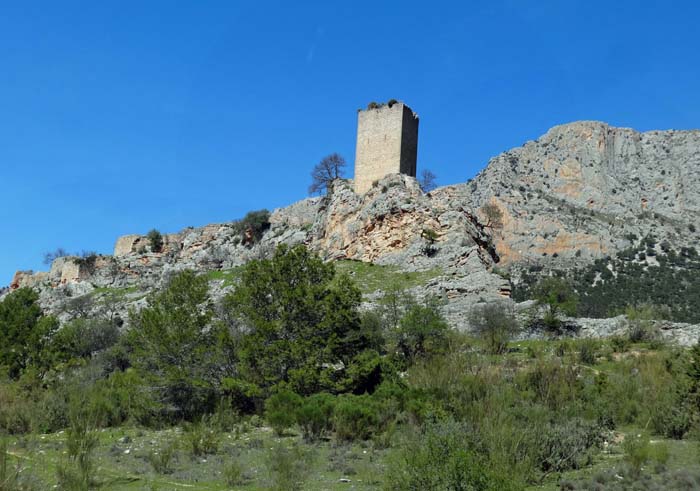 ... stehen wir vor den Ruinen des Castillo de Otiñar