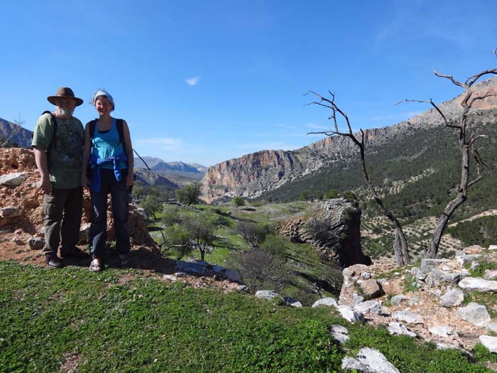 Ulli mit dem Biologen Dr. Herbert Hoi am Kammrücken vor der Burg, von dem aus man über den Salto de la Cabra bis hinaus nach Jaén blicken kann