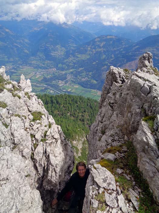 Ausstieg auf den Grat; der runde Gipfel über Ullis Kopf jenseits der Drau ist der Stronachkogel - der „niedrigste Gipfel Osttirols“ (s. Archiv Schitouren)