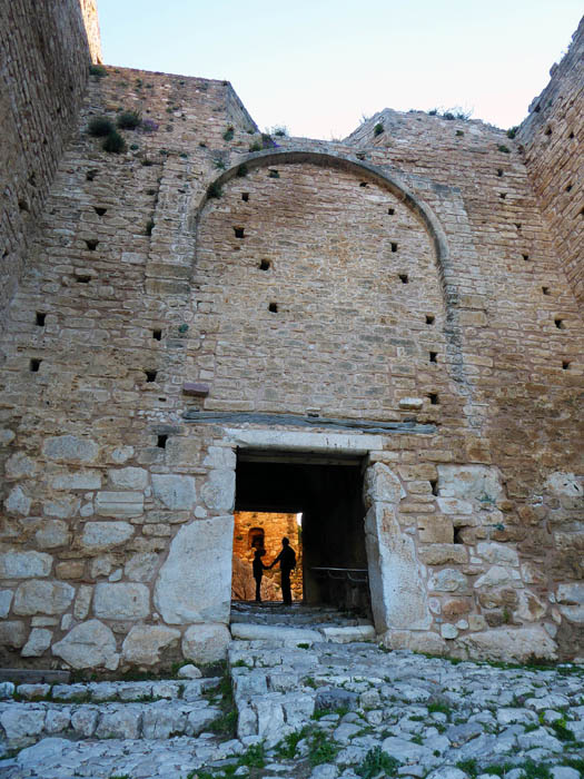 der zweite und dritte (hier im Bild) Mauerring stammt aus byzantinischer Zeit
