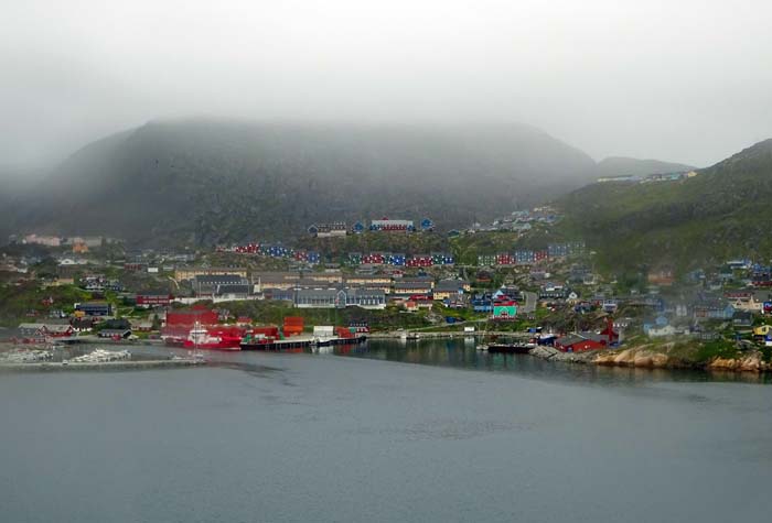 ... den Hafen von Qaqortoq anzulaufen                            