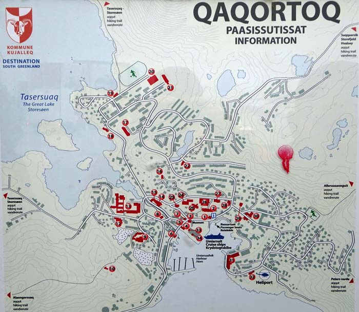 Qaqortoq bedeutet „die Weiße“, die Stadt liegt malerisch über den Hängen des Tasersuaq-Abflusses verstreut und gilt als eine der schönsten Grönlands                               
