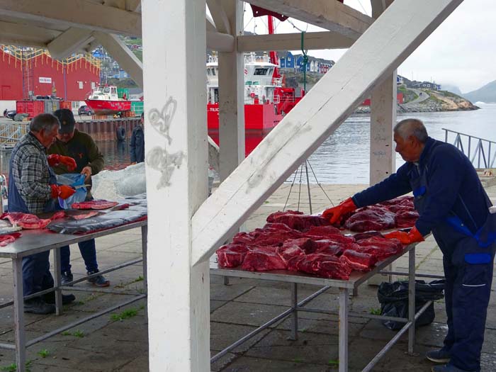 der kleine Fischmarkt am Hafen, wo man Robben- und Walfleisch erstehen kann                               