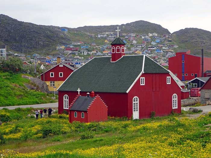 die rote Kirche von 1832, deren Baumaterial allerdings aus Norwegen stammte; Holz war immer schon Mangelware auf Grönland                              
