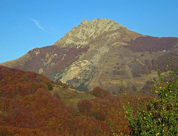 der Monte Alto von Südosten (Passo del Cerreto); zu sehen ist allerdings nur der Vorgipfel, welcher durch einen längeren Gratfirst mit dem verdeckten höchsten Punkt verbunden ist