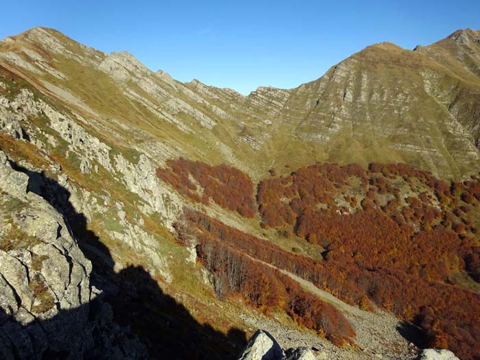 von hier wird auch der Abstieg überschaubar: über den Nordostgrat in den Passo di Pietra Tagliata (Bildmitte) und direkt hinunter zur Secchiaquelle; vom Passo führt ein bez. Steig weiter den Grat rechts hinauf ...