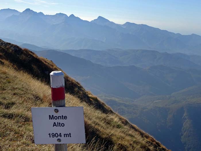 Gipfelblick gegen Süden; die Alpi Apuane sind der wildeste Gebirgszug im nördlichen Apennin