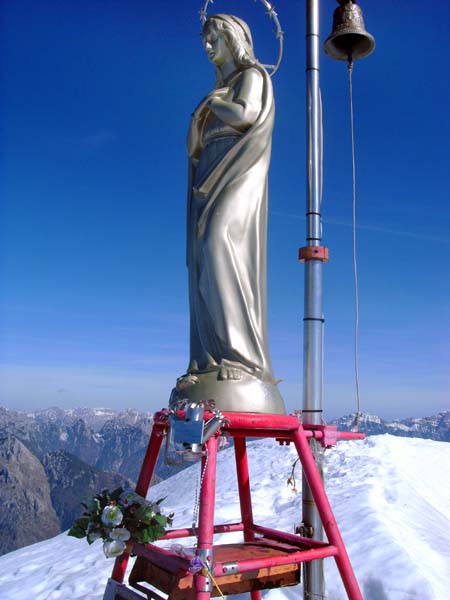 die Madonna am Gipfel; auch Glocken findet man häufig auf den Bergeshöhen in diesem Bereich der Alpen