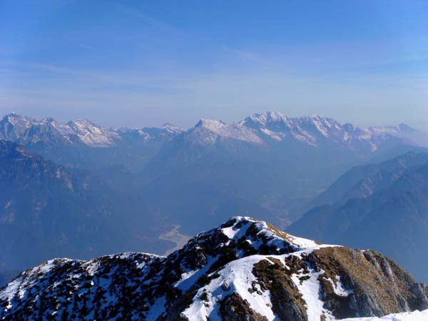 Blick über den Ostgipfel hinweg auf die Julischen Alpen