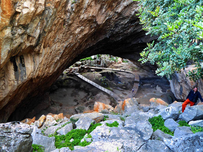 wenige Kilometer weiter eine Hauptattraktion der Argolis: die Franchti-Höhlen, einer der ältesten Siedlungsplätze im Mittelmeerraum