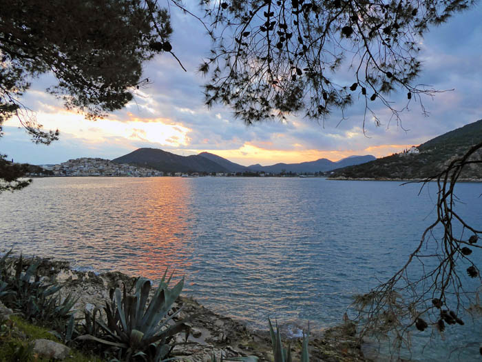 Ermioni, ein angenehmes Hafenstädtchen an der Südküste mit guten Fährverbindungen zu den Inseln Spetses, Hydra (autofrei, die höchsten Immobilienpreise in Griechenland) und Poros