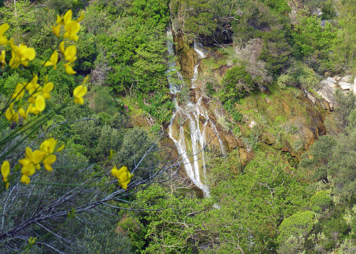 auch das ist ein Gesicht der Argolis: Wasserfall nahe der Teufelsschlucht bei Troizen