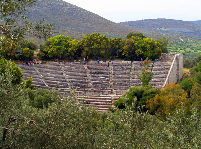 über Epidauros mit seinem 2300 Jahre alten und am besten erhaltenen Theater Griechenlands ...