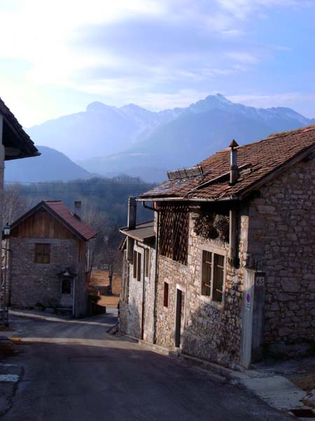 schon die etwas komplizierte Anreise beschert idyllische Eindrücke; etwa hier im Dorf Trava ...