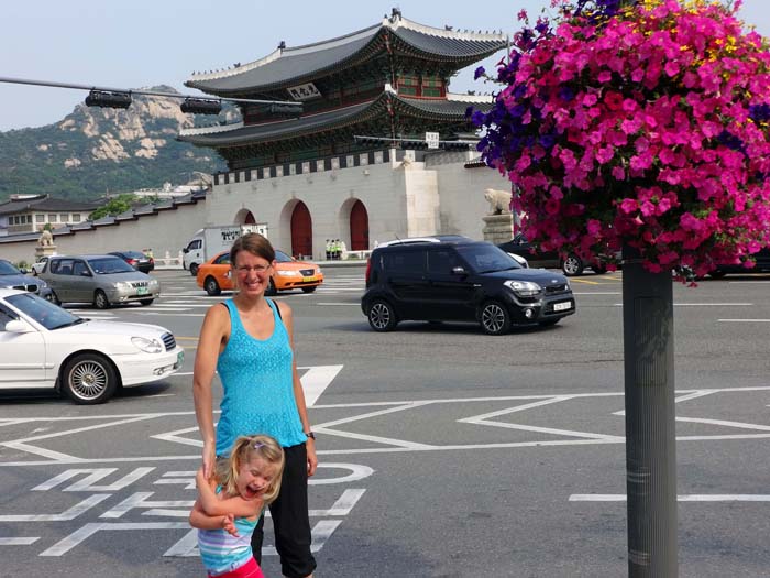tägliche Qual der Wahl in Seoul: kulturelles Sightseeing oder rauf auf die Granitzapfen gleich dahinter? - Eingang zum Gyeongbokgung