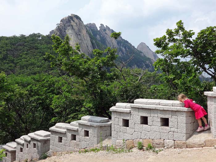 in den letzten Jahren wurden Teile des acht Kilometer langen Walles mustergültig saniert; Rückblick auf den Mangyeongdae, rechts hinten der Insubong 