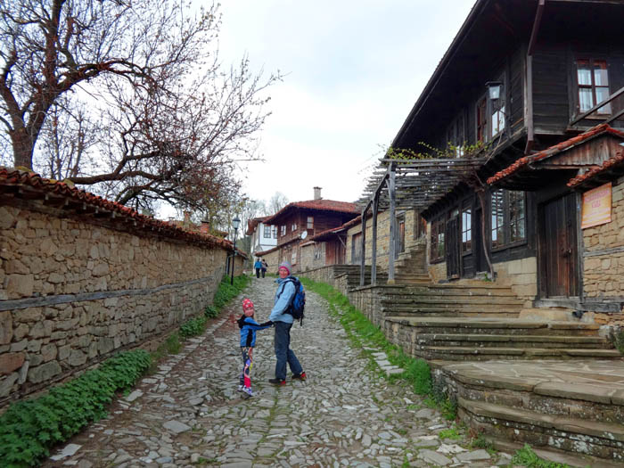 das 400-Seelen-Dorf mitten im Ostbalkan gilt als Architekturreservat mit 200 traditionellen Holzhäusern, die sich reiche Kaufleute noch zur Osmanenzeit erbauen ließen