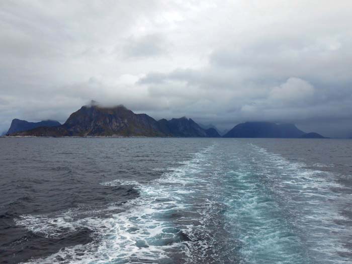 Abschied von Senja; von Gryllefjord nehmen wir das Schiff hinüber nach Andenes auf Andøya; den nächsten Prachtberg haben wir auch schon im Auge