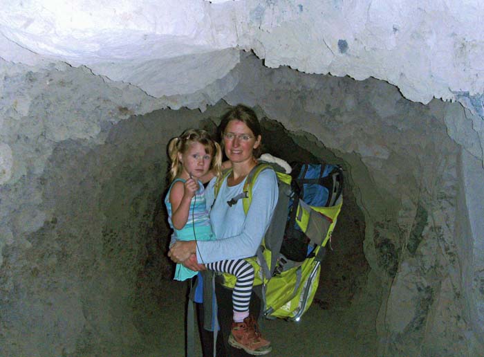 die erste Höhle ist 1200m lang und manchmal kaum mannshoch; Taschen- oder Stirnlampen unerlässlich