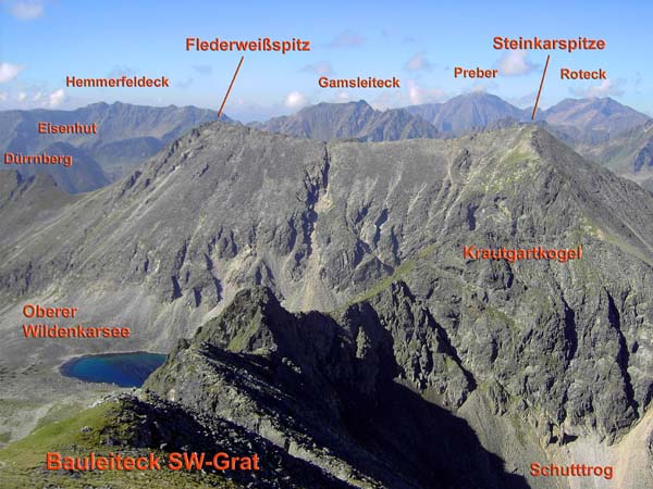 ... und nach SW auf den Hauptkamm; die Felsbastion (rechts des Sees) lässt sich keinesfalls im 1. Grad überlisten, schon der Abstieg in die Scharte davor (schmaler Lichtstreifen) ist lästig
