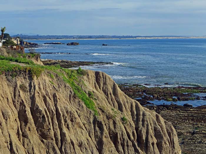 Pismo Beach, etwa in der Mitte zwischen Los Angeles und San Francisco, war in den 1930er-Jahren beliebte Sommerfrische der Hollywood-Stars; die Gemeinde lebt vom Tourismus und ist besonders bei Surfern beliebt
