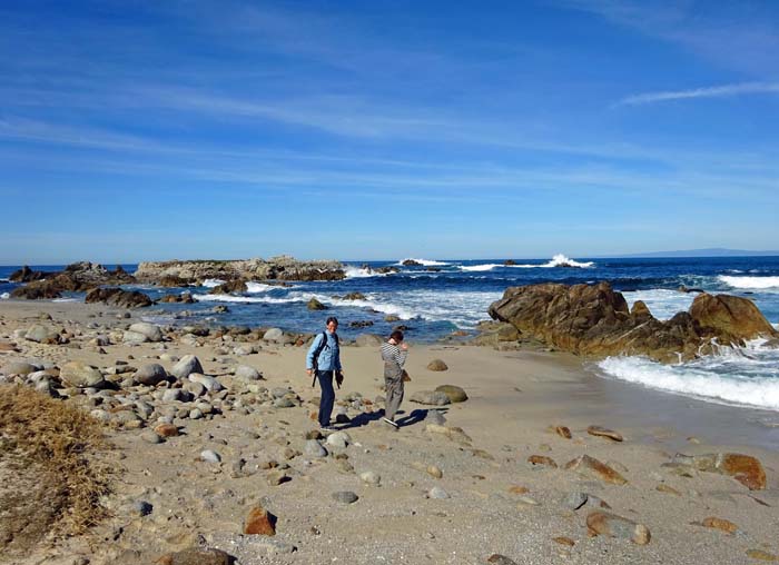 die Asphaltstraße verläuft am Küstensaum rund um die Monterey-Halbinsel; sandige Abschnitte ...