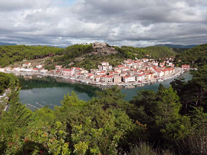 das kleine Hafenstädtchen Novigrad, gut versteckt in einem Fjord an der Südküste des gleichnamigen Binnenmeeres