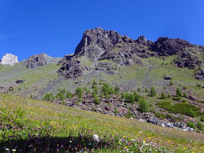 der schöne Ostgrat unserer Blauspitze, links davon Blauer und Weißer Knopf, welche wir nach dem Klettersteig (entlang der linken Schattenkante) überschreiten werden der schöne Ostgrat unserer Blauspitze, links davon Blauer und Weißer Knopf, welche wir nach dem Klettersteig (entlang der linken Schattenkante) überschreiten werden