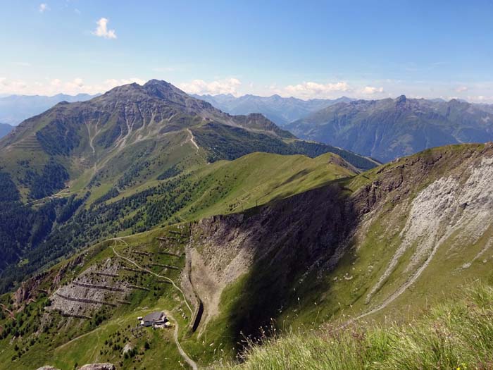 im Süden unter uns das Raddepot bei der Bergstation des Blauspitzliftes, die Kalser Höhe, das Kals-Matreier-Törl und der Rotenkogel im Süden unter uns das Raddepot bei der Bergstation des Blauspitzliftes, die Kalser Höhe, das Kals-Matreier-Törl und der Rotenkogel
