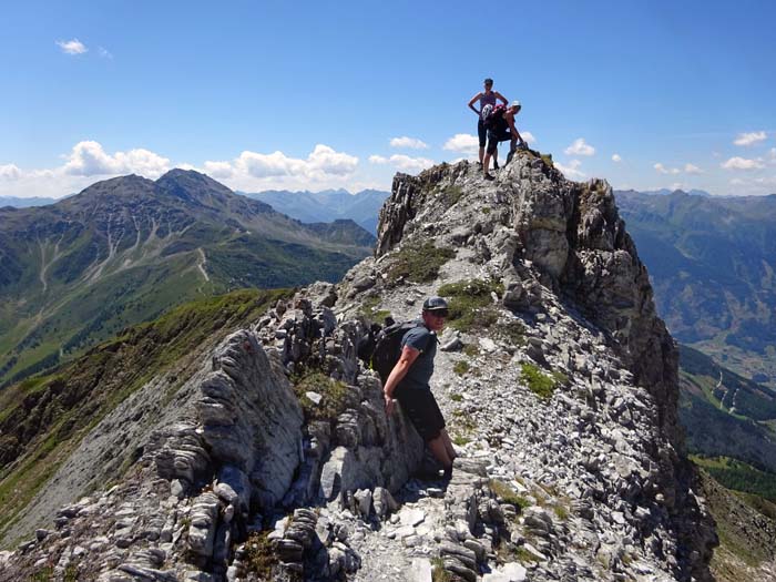 ... dessen scharfer Gipfel vom Steig mit wenigen Schritten zu erklimmen ist ... dessen scharfer Gipfel vom Steig mit wenigen Schritten zu erklimmen ist