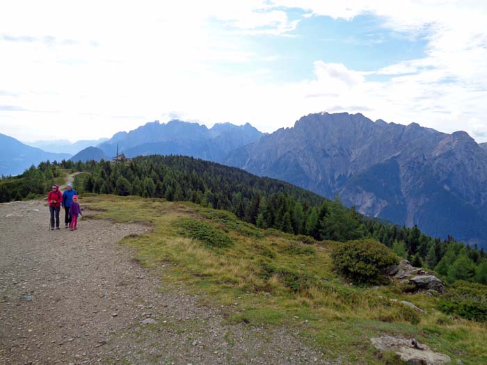 Abmarsch von der Hochsteinhütte, über dem Drautal die Lienzer Dolomiten