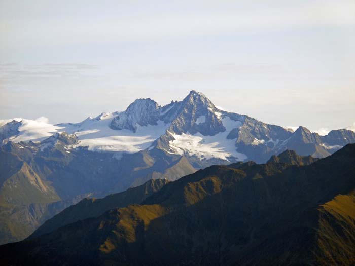 Blick von der Schönbergspitze nach Norden auf den schon deutlich näher gerückten Großglockner