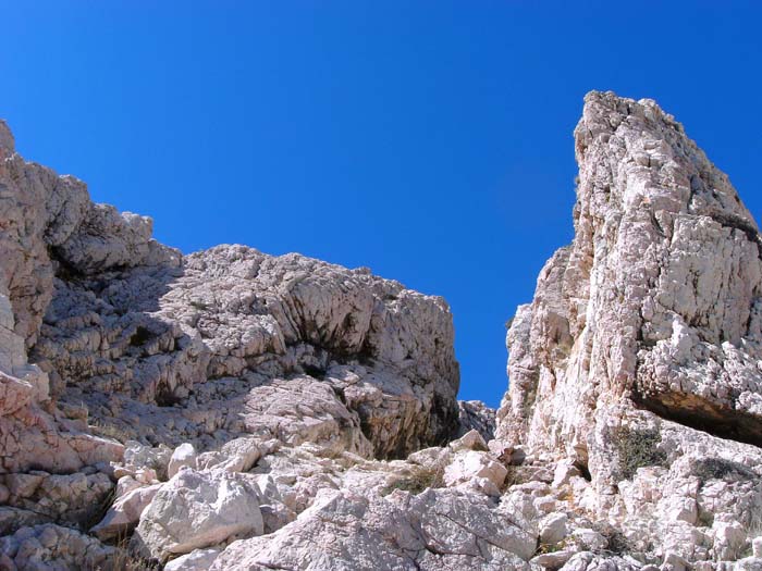 vor der Gipfelschlucht; links die Varianten-Abzweigung mit verlockender Felsqualität