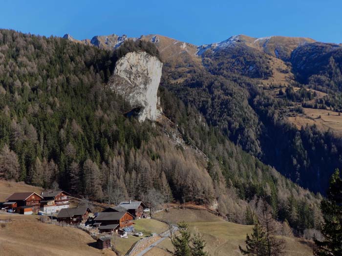 Ausgangspunkt ist der Wanderparkplatz des Weilers Glanz hoch über Matrei; die Falkenwand ist ein beliebter Klettergarten