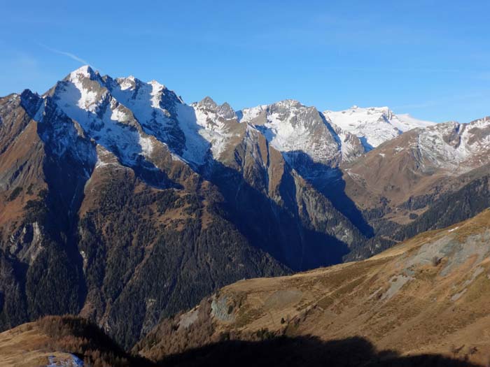 Blick vom Südwestkamm des Bunzkögele („Kögelemahd“) gegen W auf die Venedigergruppe; links Ochsenbug, hinten rechts das hohe Gletscherdach