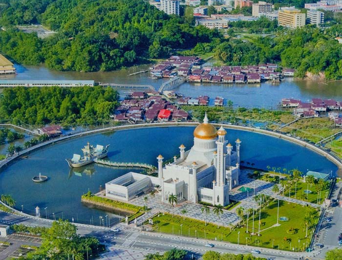 goldene Kuppeln und Pfahlbauten - im Zentrum von Bruneis Hauptstadt