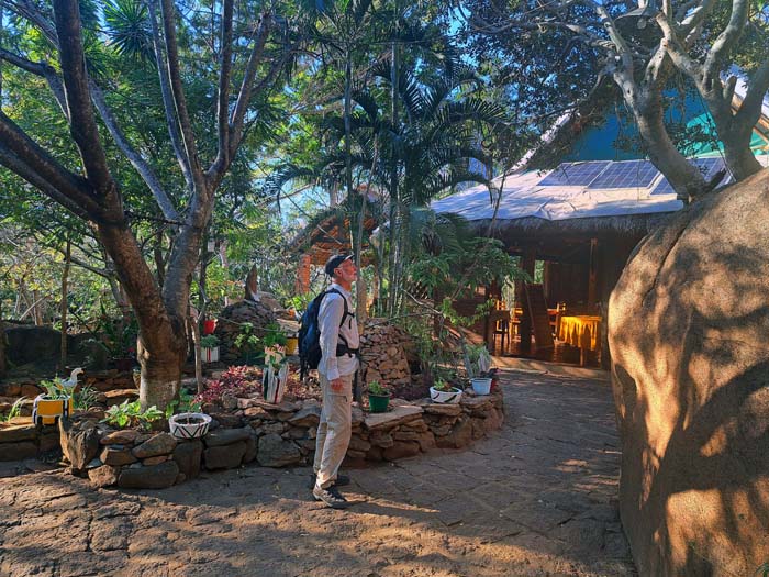 zurück im Camp wird uns sogleich ein kühles THB (Three Horses Beer) serviert, Madagaskars wohlschmeckendes Nationalgetränk, geschmacklich eng verwandt mit dem Lienzer „Falkensteiner“ zurück im Camp wird uns sogleich ein kühles THB (Three Horses Beer) serviert, Madagaskars wohlschmeckendes Nationalgetränk, geschmacklich eng verwandt mit dem Lienzer „Falkensteiner“