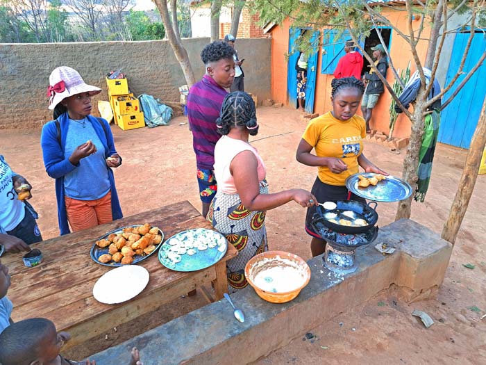 am Abend marschieren wir noch einmal hinunter nach Andonaka, dem Heimatdorf unseres Guides; hier ist die Welt noch in Ordnung, allabendlich trifft sich die Dorfgemeinschaft bei einem Imbiss zum Plaudern am Abend marschieren wir noch einmal hinunter nach Andonaka, dem Heimatdorf unseres Guides; hier ist die Welt noch in Ordnung, allabendlich trifft sich die Dorfgemeinschaft bei einem Imbiss zum Plaudern