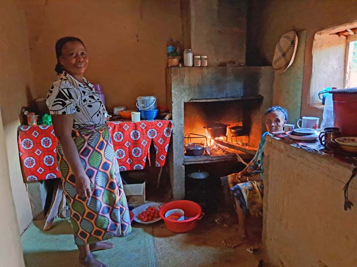 Emmanuels Mutter und Großmama zaubern für uns mit wirklich einfachsten Mitteln ... Emmanuels Mutter und Großmama zaubern für uns mit wirklich einfachsten Mitteln ...