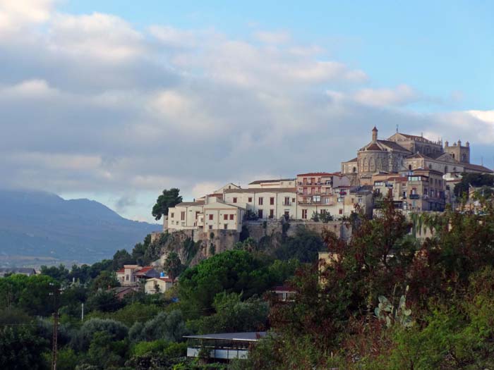 etwa 300 Hm oberhalb der sizilianischen Metropole liegt an der Flanke des Monte Caputo die Bergstadt Monreale mit seinem bemerkenswerten Dom aus dem 12. Jh.