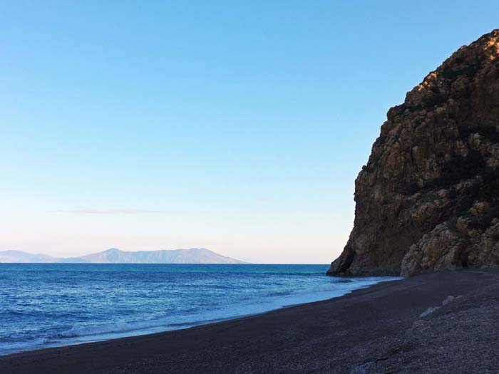 das Capo Calavà bricht mit steilen Felswänden ins tyrrhenische Meer ab; rund ein Dutzend eingerichtete Routen locken den Kletterer - hier an der Westseite die leichtere Quattro salti sull'acqua, 4c mit fünf Seillängen