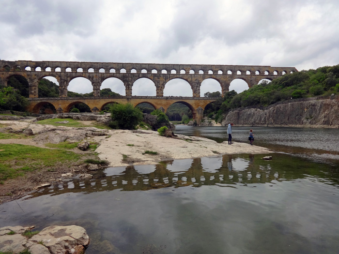 auch die Pont du Gard ist römischen Ursprungs und wurde 20 Jahre vor Christi Geburt aus bis zu sechs Tonnen schweren Steinblöcken zusammengefügt; die oberste Bogenreihe trug einen Wasserkanal, über die beiden unteren bewegte sich der Verkehr