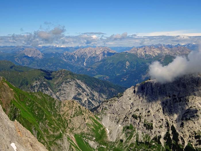 Gipfelblick durchs Wodnertörl auf die Lienzer Dolomiten, rechts der beschattete Gamskofel