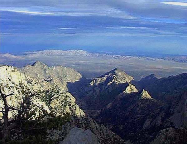 Gipfelblick von der Botella Azul gegen Osten; unerforschte Schluchten und Grate, dahinter die Wüste von Santa Clara, die Sierra San Felipe und der Golf von Kalifornien