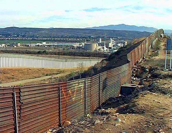 der alte Grenzzaun zu den USA in Tijuana; um ihn zu umgehen, wichen Heere von Wirtschaftsflüchtlingen aus Mittelamerika weiter östlich in die Wüste aus
