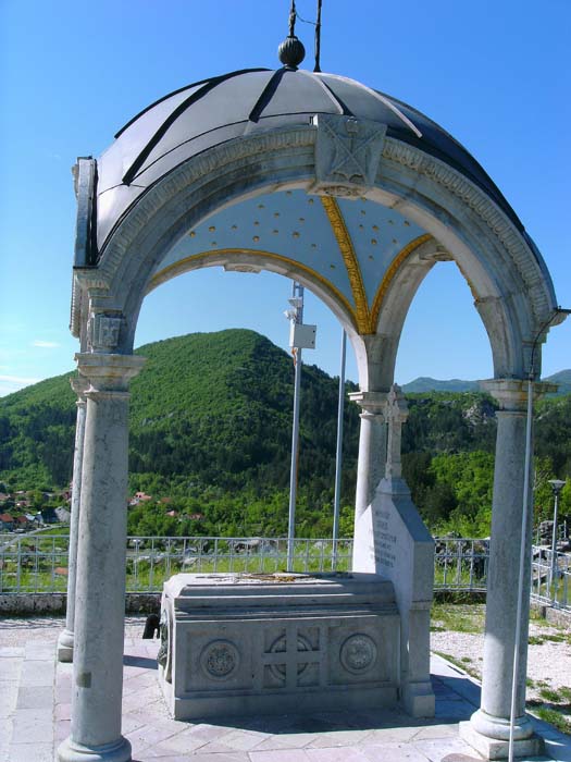 ... des Fürsten Danilo I., des Begründers der Dynastie Petrović-Njegoš; zwischen den Säulen der Velji Đinovo Brdo, von dessen Gipfel die Aussicht aber kaum besser ist