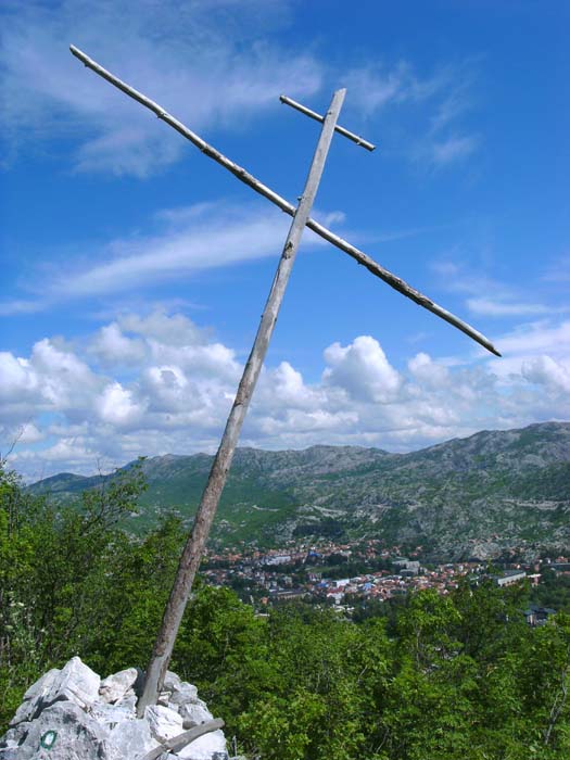 das Gipfelkreuz am Velji Đinovo Brdo; auch beim Normalweg stehen die Länge des Aufstiegs und der Mühe Lohn in keinem rechten Verhältnis