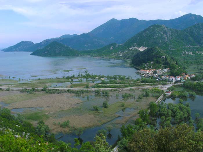 Blick von N auf den Ort Virpazar, von dem ein Eisenbahn- und Straßendamm über den See in Richtung Podgorica führt